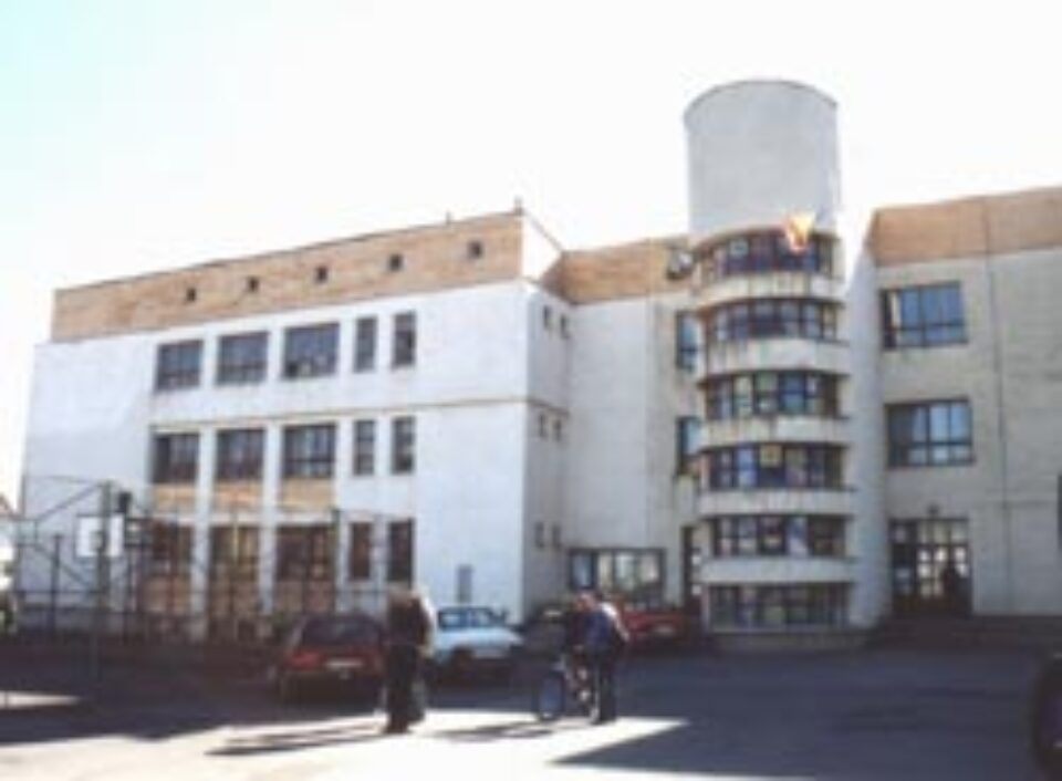 Proiectul de construire a unei săli de sport pentru Şcoala nr.9, care a demarat deja, s-ar putea împotmoli, instituţia şcolară neavând suprafaţa prevăzută în proiect