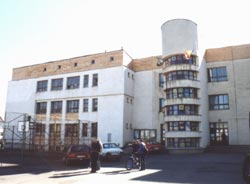 Proiectul de construire a unei săli de sport pentru Şcoala nr.9, care a demarat deja, s-ar putea împotmoli, instituţia şcolară neavând suprafaţa prevăzută în proiect