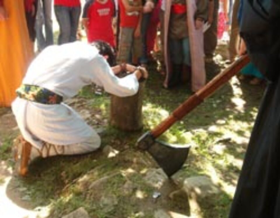 Sub securea calaului