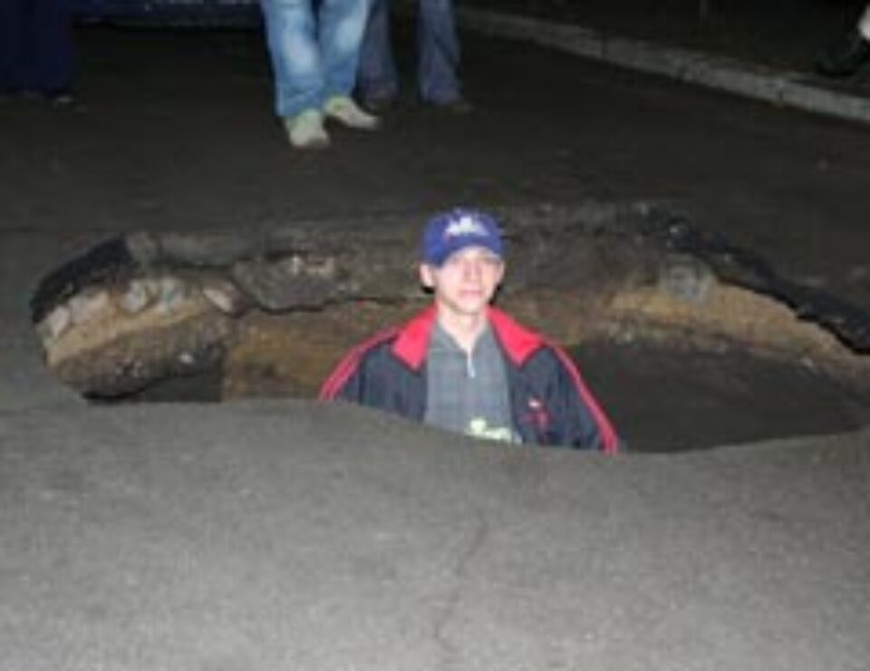 „Înghițit” de pămînt în fața casei primarului de Rădăuți