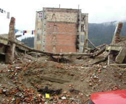 Blocul care s-a prabsit in urma cu doi ani, omorand doua persoana care furau caramizi din structura sa de rezistenta