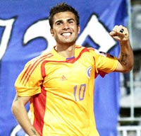 Mutu și Pițurcă se pupă și se dau mari prieteni