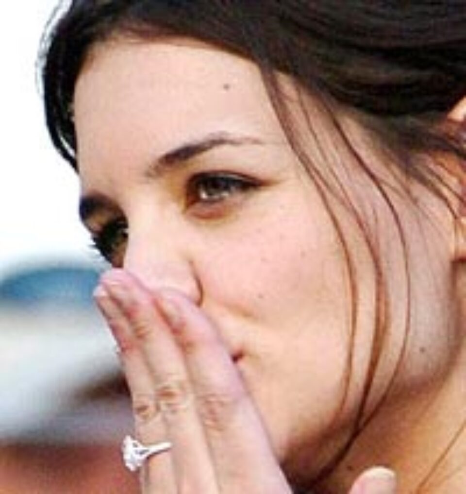 Katie Holmes este însoțită peste tot de un consilier scientologic