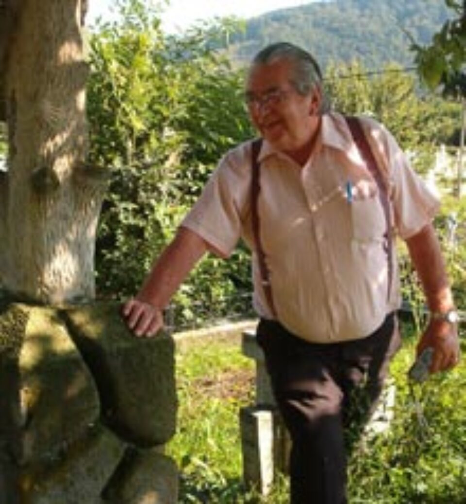 Ayrton Goncalves Celestino în cimitirul humorean căutând urmele unor familii germane care au emigrat în Brazilia