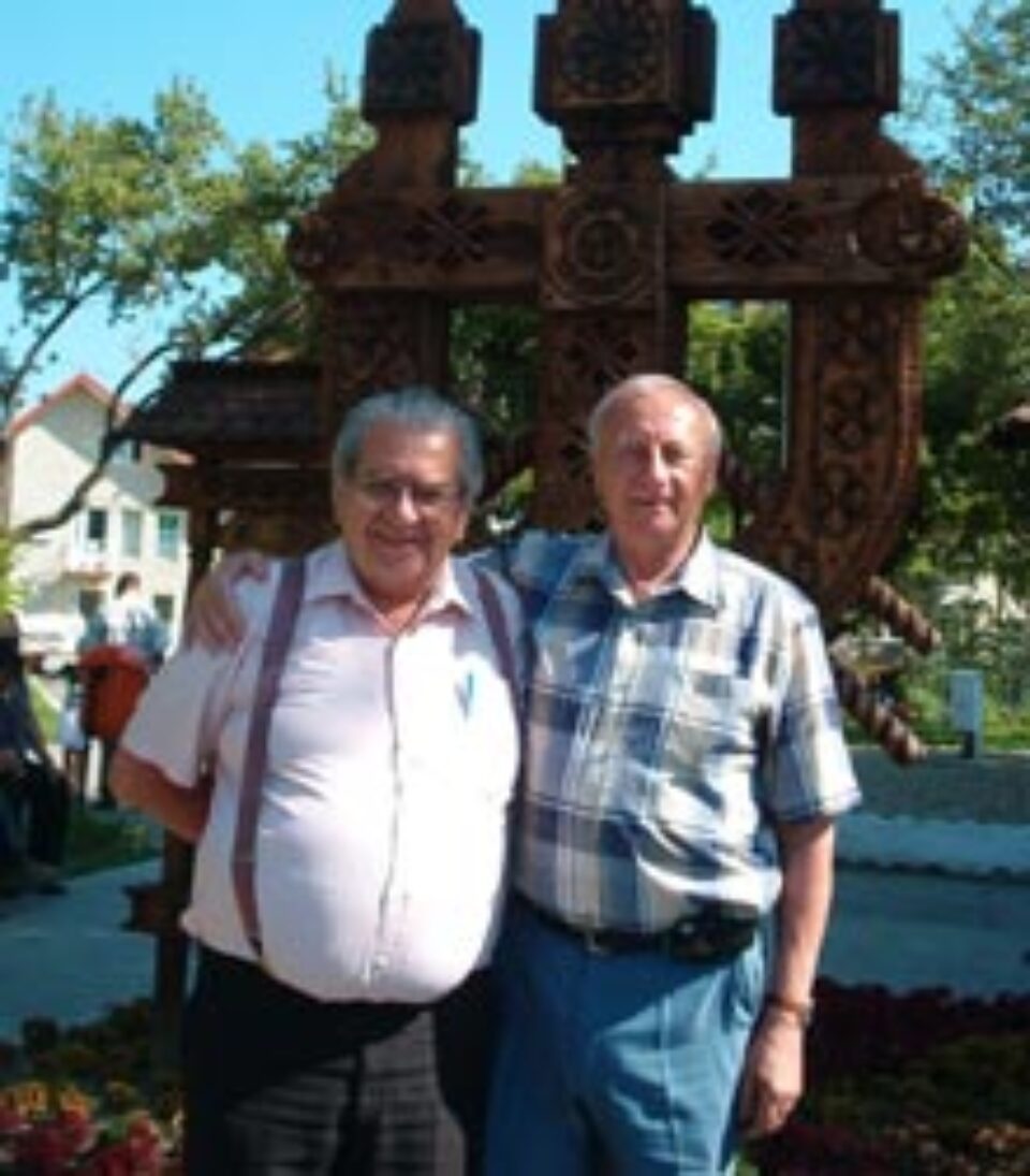 Ayrton Goncalves Celestino şi Radu Bercea în faţa troiţei din parcul central din Gura Humorului