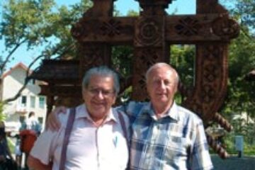 Ayrton Goncalves Celestino şi Radu Bercea în faţa troiţei din parcul central din Gura Humorului