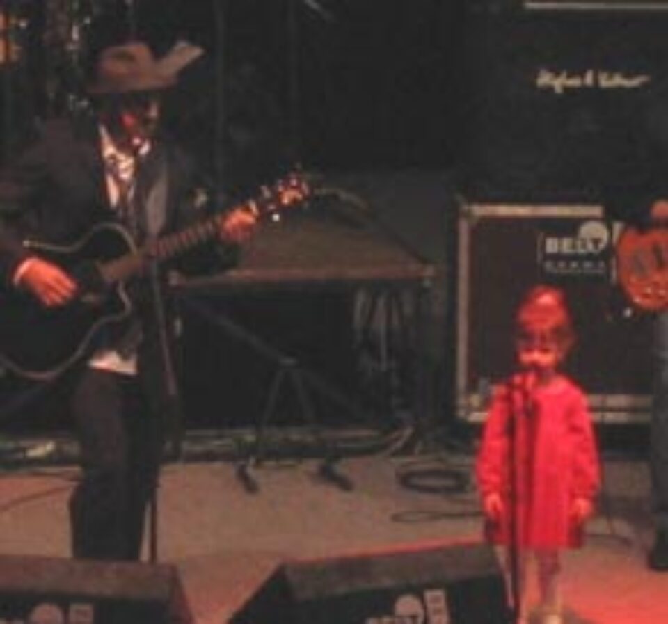 Fata lui Pavel Stratan cântă lucruri trăsnite "la vârsta de 3 ani"