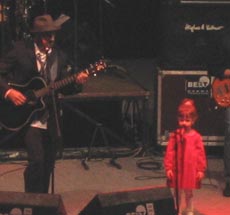 Fata lui Pavel Stratan cântă lucruri trăsnite "la vârsta de 3 ani"