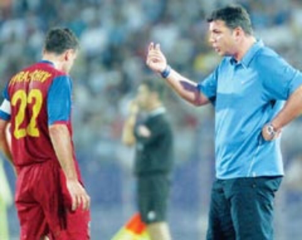 Inspiraţia lui Olăroiu şi forma lui Paraschiv ar putea decide calificarea în grupele Ligii Campionilor