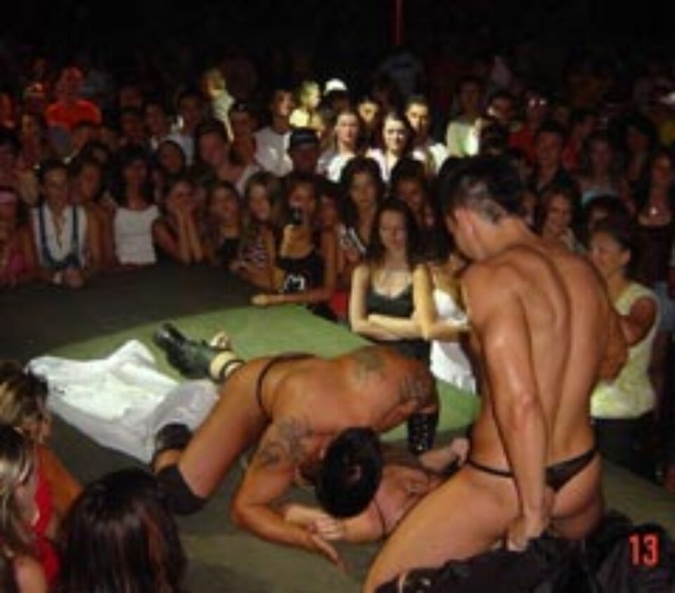 Discoteca e pllina a de fete cand cei doi suceveni isi incep spectacolul