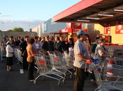 Lume neașteptat de puțină la deschiderea magazinului Kaufland