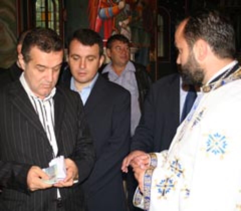 Gigi Beclai in momentul in care face donatia de 5.000 de euro