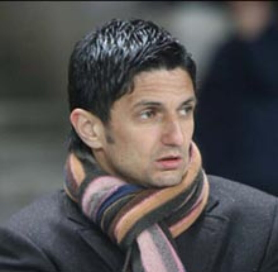 Fularul și mănușile norocoase aparținând lui Răzvan Lucescu, scoase la licitație