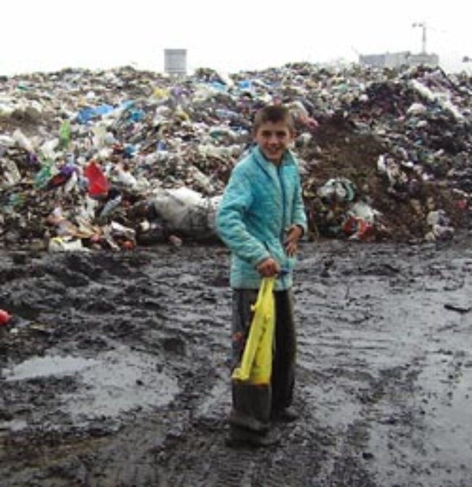 Abel, care desi nu are mai mult de 14 ani inhaleaza zilnic mirosuri greu de suportat si pentru un adult