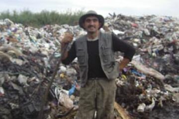 Corneliu Lungu vine zilnic de la Patrauti pentru a scormoni in gunoaiele de la Calau