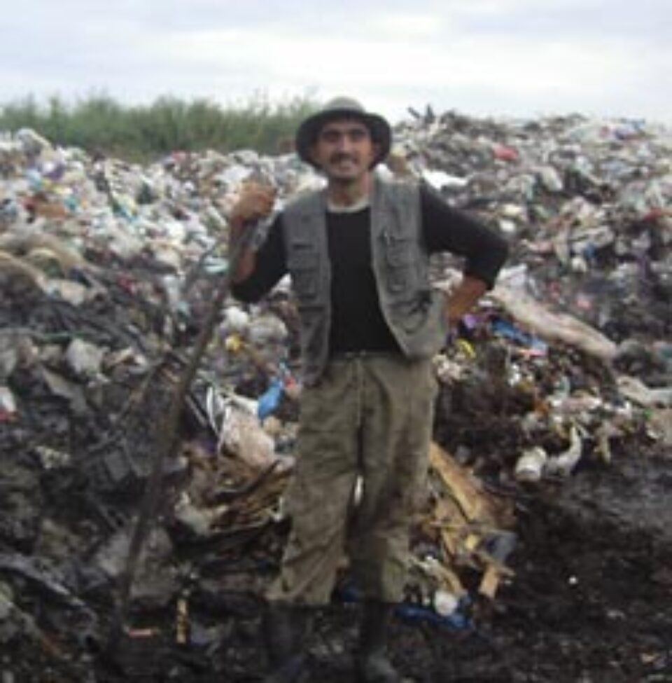 Corneliu Lungu vine zilnic de la Patrauti pentru a scormoni in gunoaiele de la Calau