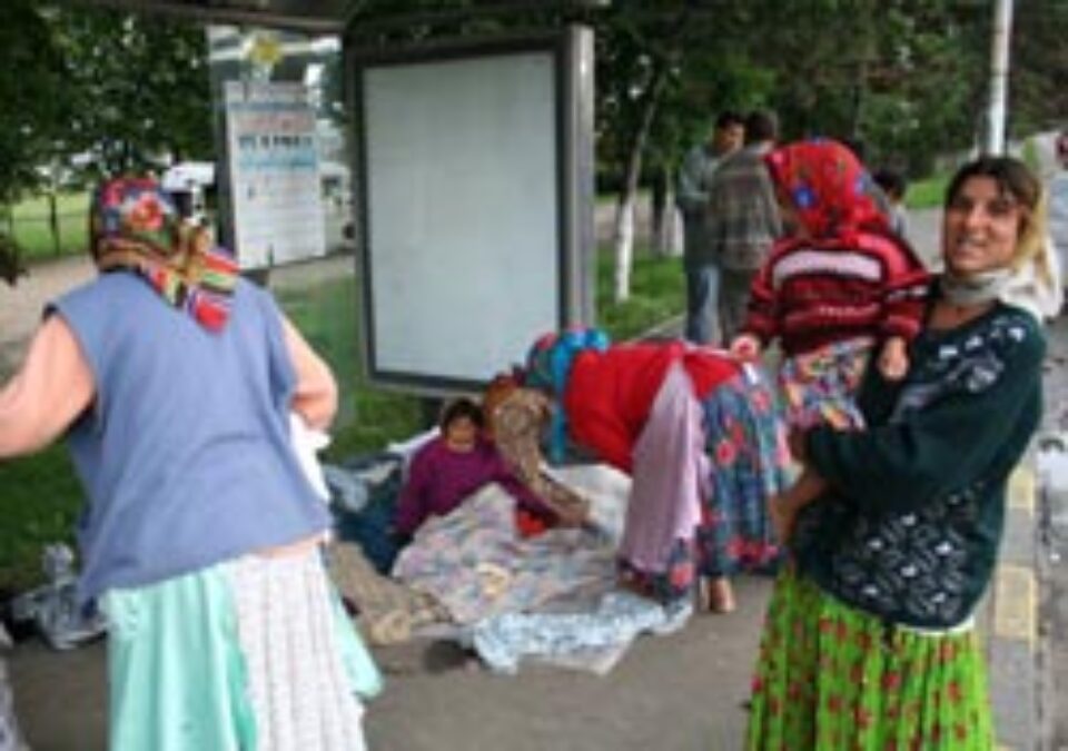 Dimineata, isi string catrafusele si pornesc la cersit