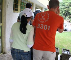 Falsificatori de carduri in momentul arestarii