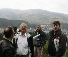 Cepoi prezentându-le oficialilor europeni unul din amplasamentele proiectului de 20 de milioane de euro