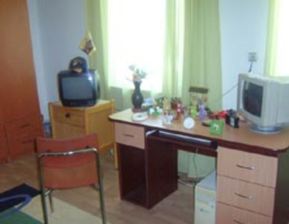 Interior din casa unde locuiesc copiii infectati cu HIV