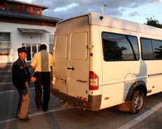 Țigări „ambalate” în coroane mortuare