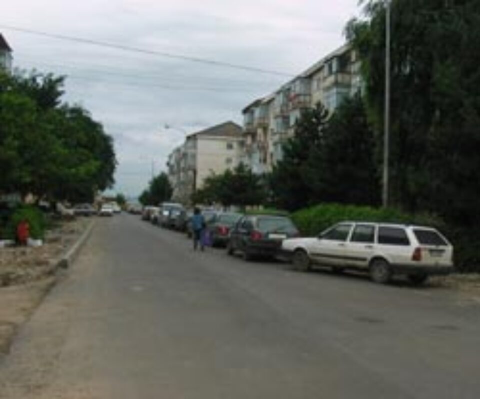 Asfaltarea străzii Tineretului, îngreunată de sutele de mașini parcate pe lateral