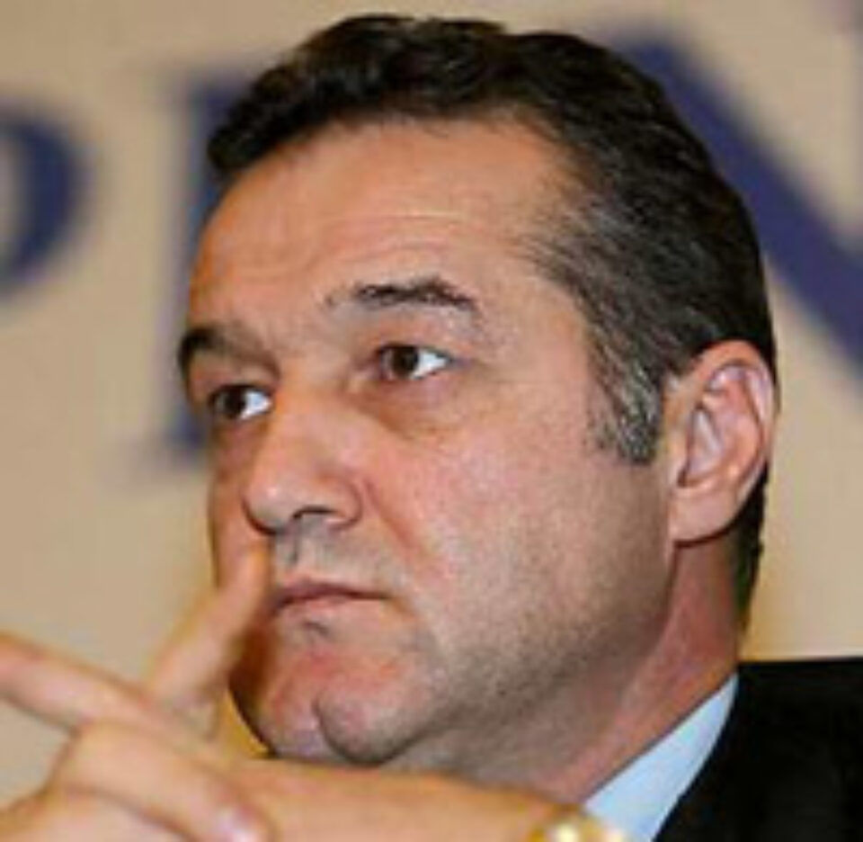 Becali: "Comuniștilor li se pare anormal ca Steaua să fie arbitrată corect" Becali: "Comuniștilor li se pare anormal ca Steaua să fie arbitrată corect"