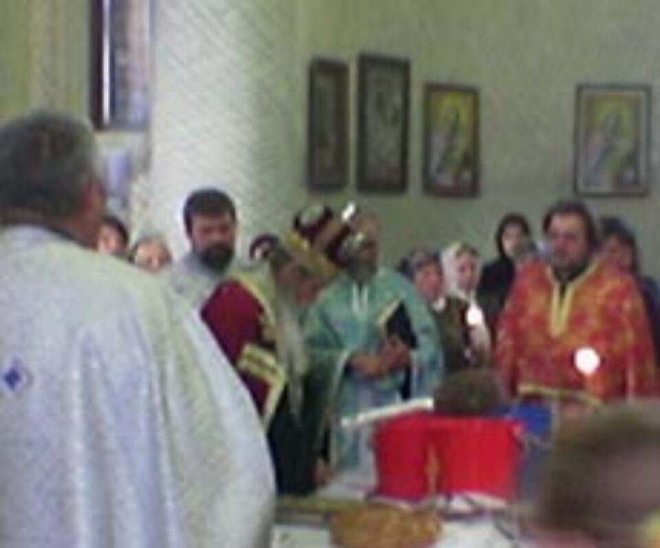 În „biserica celor un milion de trepte” din Burdujeni s-a săvârșit duminică prima Sfântă Liturghie