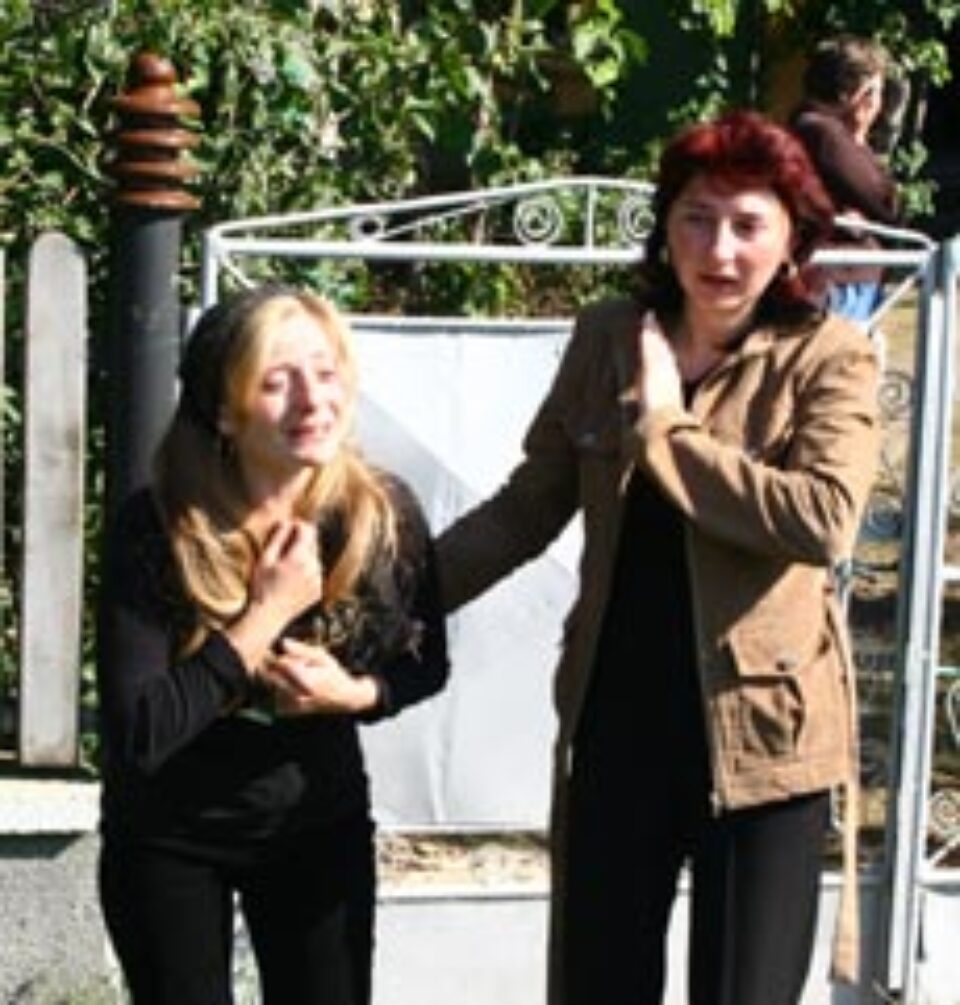 Sfâşiată de durere, mama fetiţei care a fost omorâtă în accident plângea continuu, iar rudele au spus că şoferul trebuie să primească pedeapsa maximă pentru fapta sa