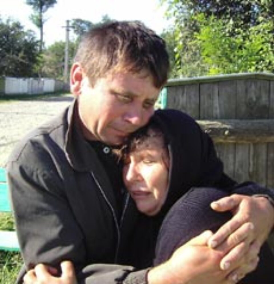 Daniela şi Gheorghe Colbea, părinţii celor doi minori care s-au electrocutat, sunt distruşi de durere Daniela şi Gheorghe Colbea, părinţii celor doi minori care s-au electrocutat, sunt distruşi de durere