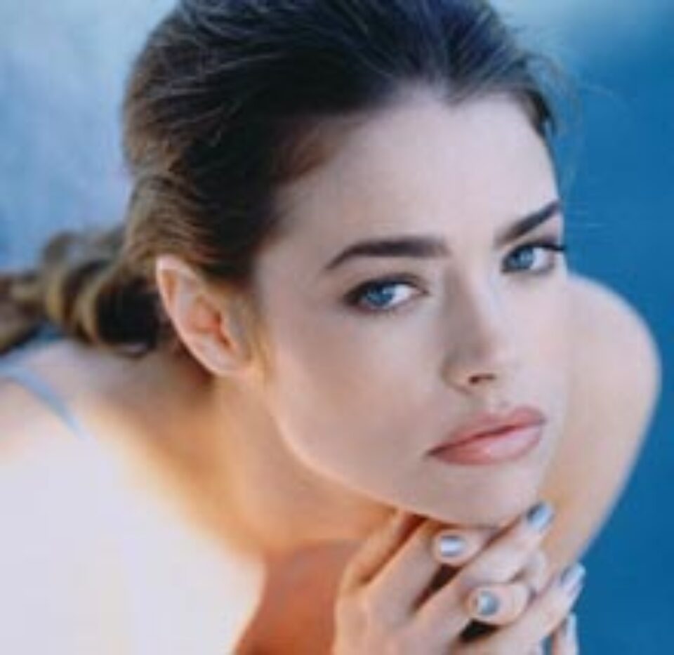 Denise Richards neagă că s-ar fi logodit Denise Richards neagă că s-ar fi logodit