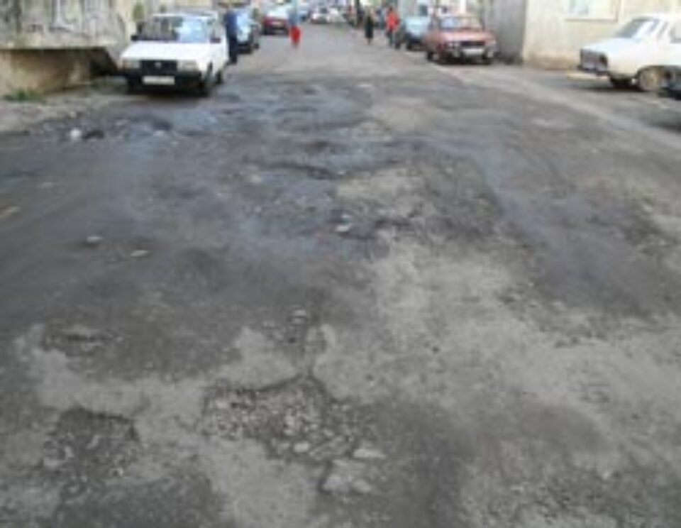 Aleea Lalelelor, ce seamana mai mult a drum de tara