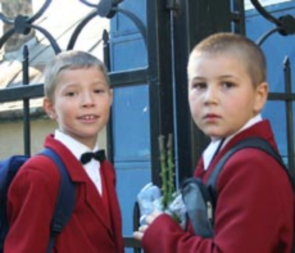 Profesorii suceveni au mimat greva și au acceptat florile elevilor Profesorii suceveni au mimat greva și au acceptat florile elevilor