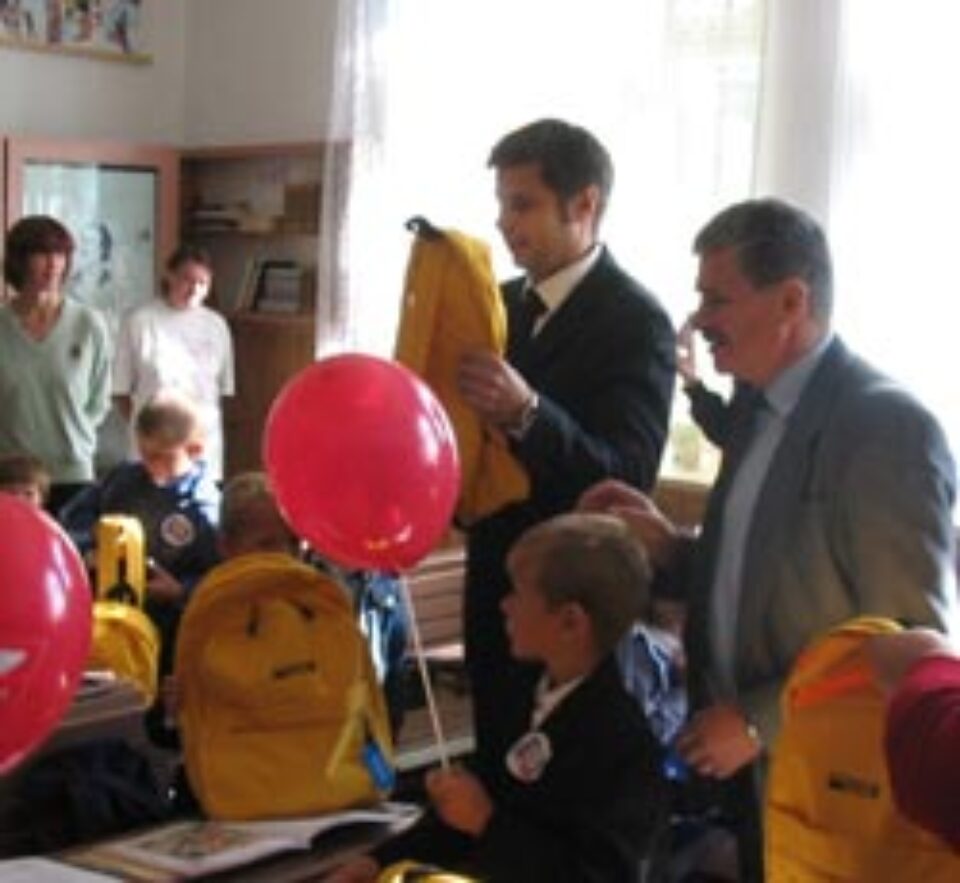 donatii -Directorul general al Postei, impartind cadouri copiilor