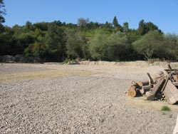 Curtea scolii din Clit, după ce a fost scos mâlul adus de ape