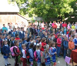 Cadouri de început de an, de la Poșta Română, pentru elevii școlii inundate din Arbore