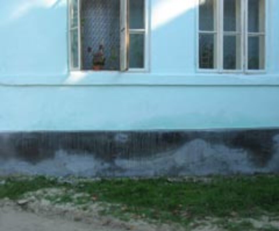 Pereţii scolii sunt încă umezi după inundaţiile din vară