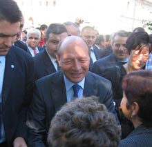 Președintele Băsescu a făcut baie de mulțime la "Serbările Naționale - Țebea 2006"