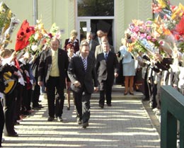 Flutur trece sub podul de flori