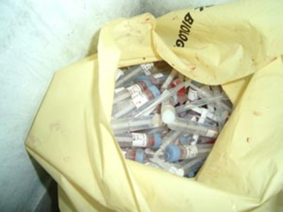 Eprubete și seringi cu sânge de la Spitalul Județean, împrăștiate pe străzile din George Enescu Eprubete și seringi cu sânge de la Spitalul Județean, împrăștiate pe străzile din George Enescu