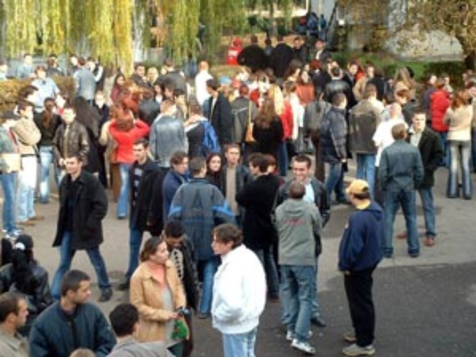 Studenții amenință cu proteste dacă nu primesc bani mai mulți pentru burse Studenții amenință cu proteste dacă nu primesc bani mai mulți pentru burse