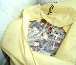 Containerul pentru deșeuri periculoase, găsit cu ușa deschisă de către comisarii de mediu