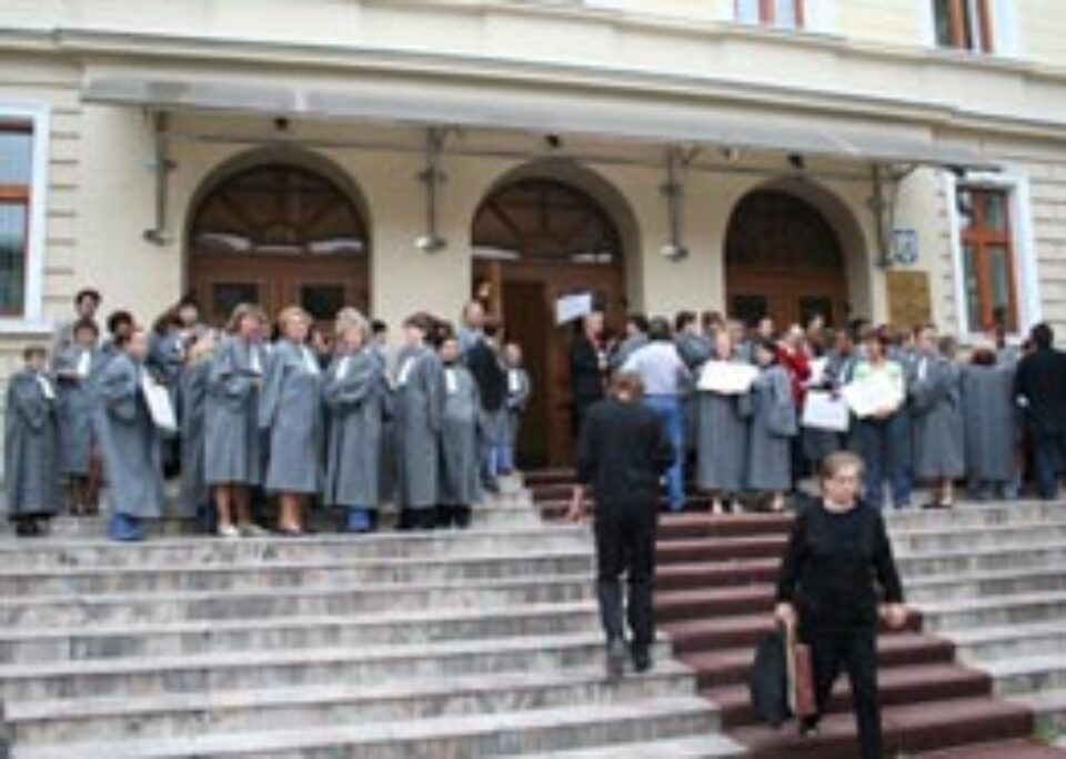 Protestele grefierilor suceveni, susținute și de avocați