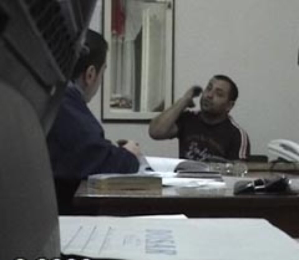 Cristinel Raric în momentul în care le dădea şpaga oamenilor legii