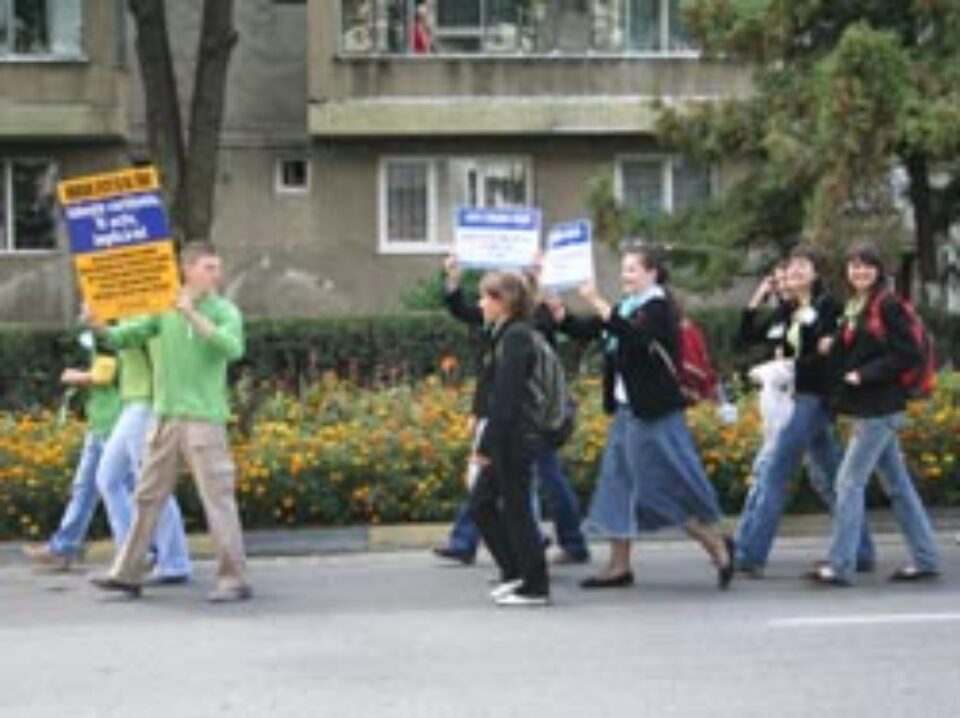 Ecologiștii au mărșăluit ieri pe străzile Sucevei pentru un oraș mai curat Ecologiștii au mărșăluit ieri pe străzile Sucevei pentru un oraș mai curat