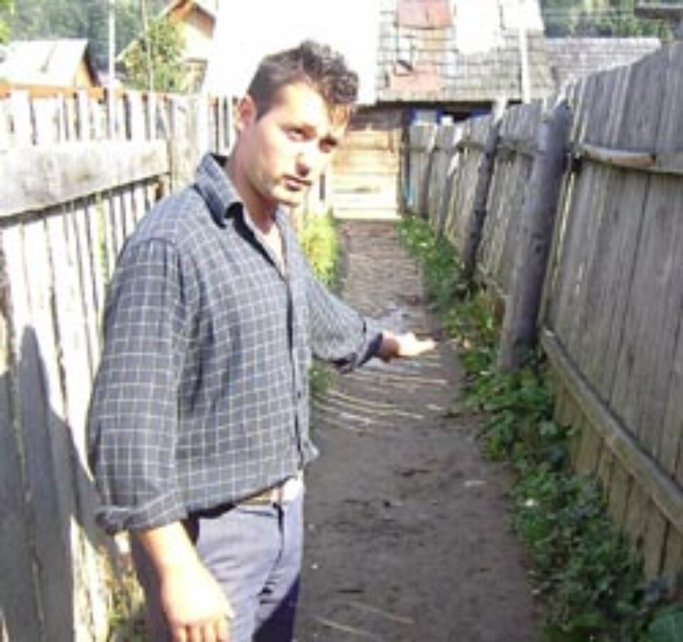 Erau doi tineri, plin de sange, lati pe jos. Pe unul dintre ei, l-am recunoscut, era Tarzan