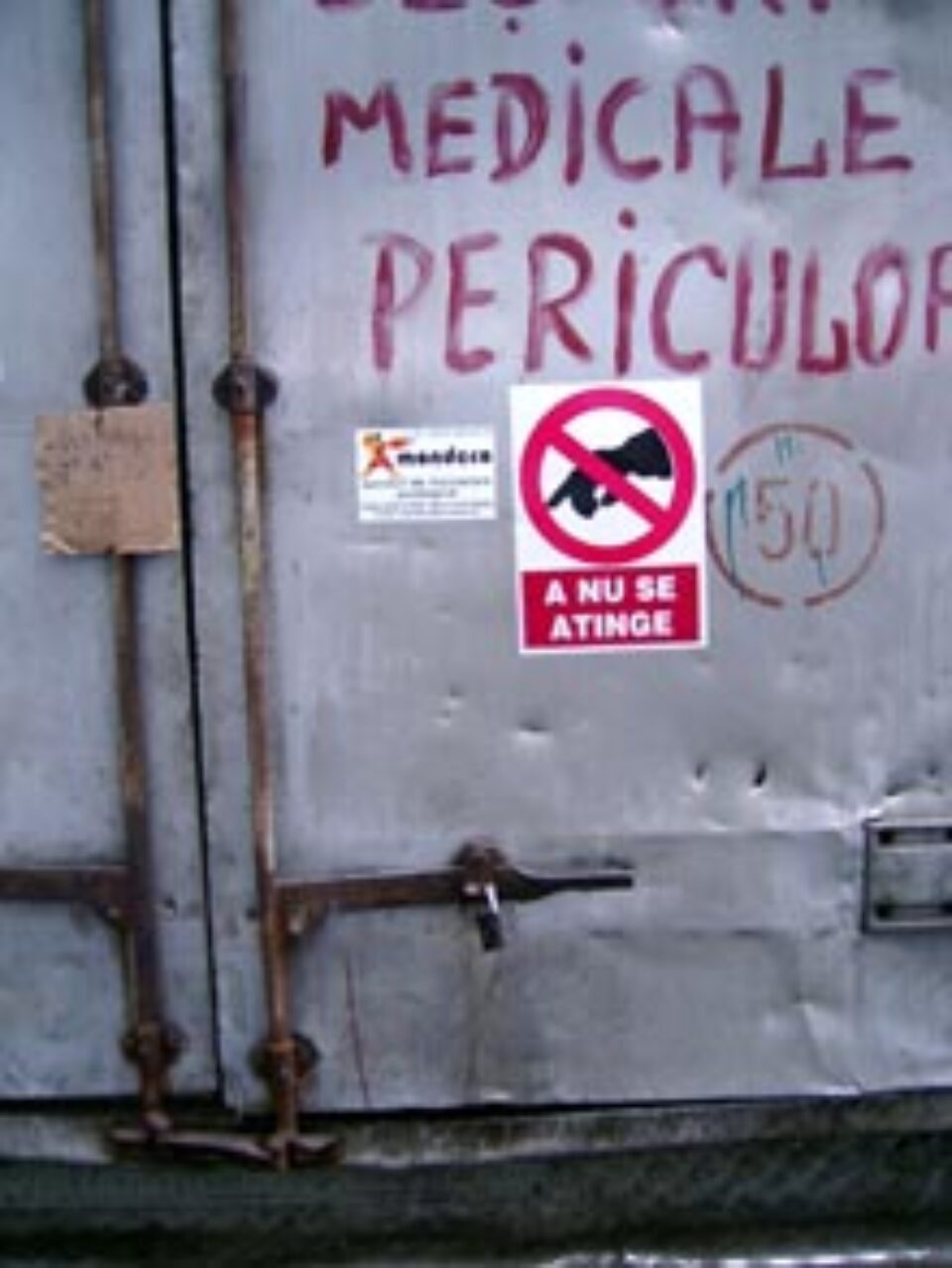 Containerul cu deșeuri periculoase de la Spitalul Județean, lăsat la discreția oricui Containerul cu deșeuri periculoase de la Spitalul Județean, lăsat la discreția oricui