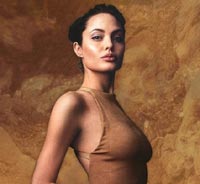 Angelina Jolie a pozat sexy pentru Vogue