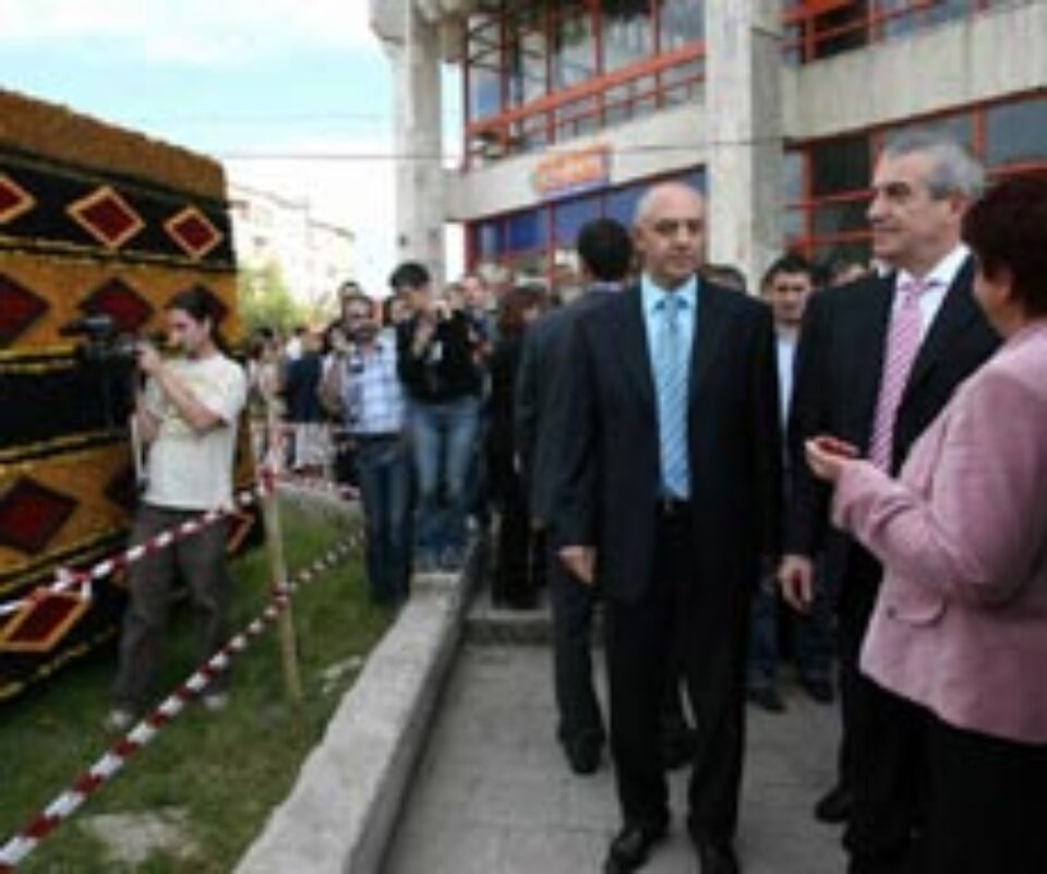 Tăriceanu, la Festivalul "Nunta de aur", Parada mașinilor de epocă și Festivalul Castanelor