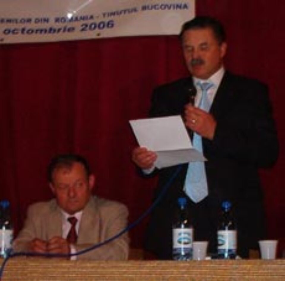 Viorel Seredenciuc, citindu-şi mesajul, alături de Ştefan Buciuta Viorel Seredenciuc, citindu-şi mesajul, alături de Ştefan Buciuta